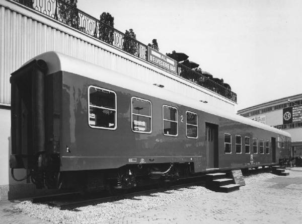 Milano - Fiera campionaria del 1968 - Padiglione della Breda - Esterno - Carrozza ferroviaria Breda