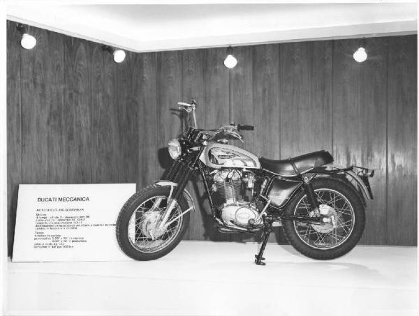 Milano - Fiera campionaria del 1970 - Padiglione dell'EFIM - Stand della Ducati meccanica