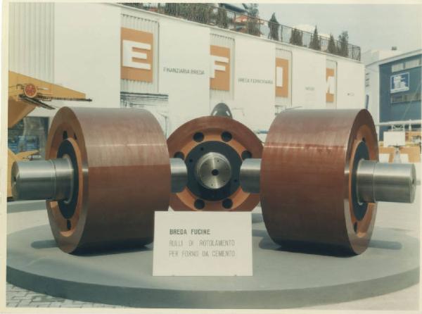 Milano - Fiera campionaria del 1971 - Padiglione dell'EFIM - Esterno - Rulli di rotolamento per forni da cemento della Breda Fucine