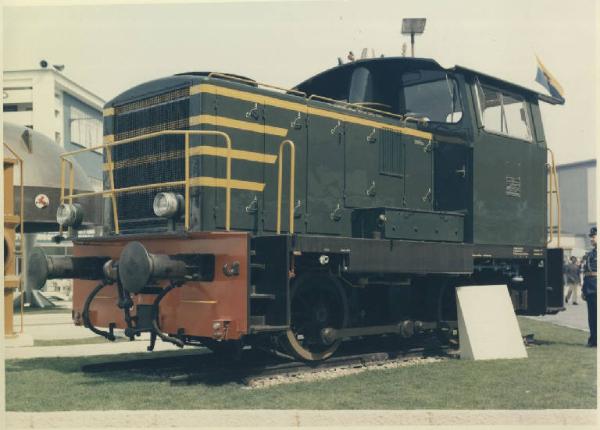 Milano - Fiera campionaria del 1972 - Padiglione dell'EFIM - Esterno - Locomotiva Breda