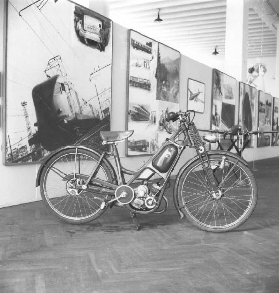 Milano - Mostra del Turismo del 1947 - Stand della Breda - Motociclo