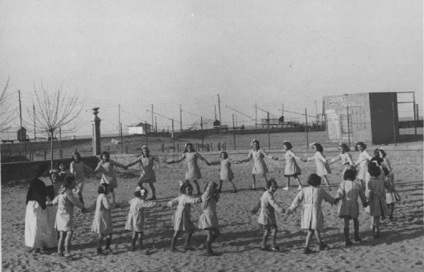 Fondazione Ernesto Breda - Gruppo di bambini della colonia climatica di Cesenatico