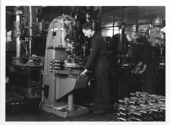 Ernesto Breda (Società) - Scuola di avviamento professionale - Apprendisti in fabbrica