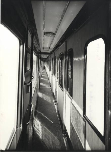 Ernesto Breda (Società) - Carrozza ferroviaria Bz 23027 di seconda classe per le Ferrovie dello Stato (FS) - Interno - Corridoio