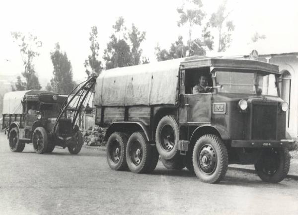 Africa Orientale Italiana - Autocarro militare "Dovunque" seguito da trattrice militare pesante Breda 32 con gru