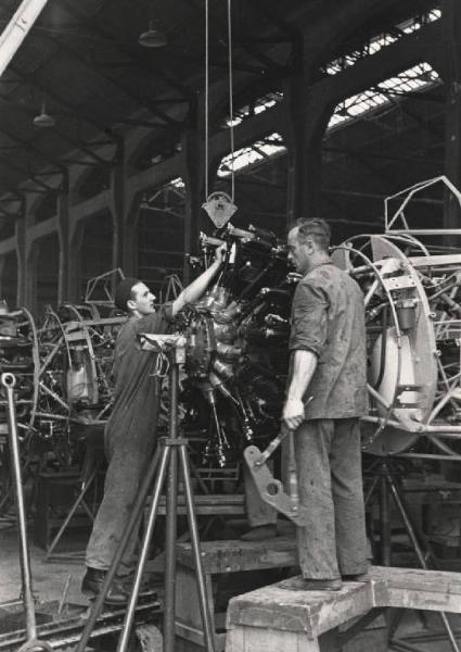 Sesto San Giovanni, Cinisello Balsamo, Bresso  - Società italiana Ernesto Breda per costruzioni meccaniche (Sieb) - Sezione V aeronautica - Cantieri aeronautici - Interno - Aereo Breda Ba.65 in costruzione