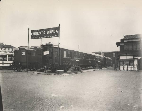 Milano - Fiera campionaria del 1926 - Area espositiva con veicoli ferroviari della Società italiana Ernesto Breda per costruzioni meccaniche (Sieb)