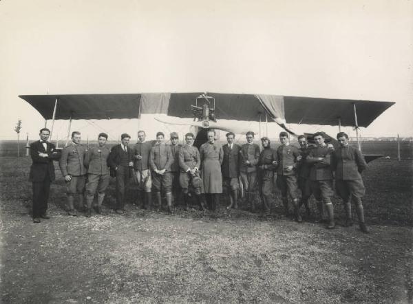 Sesto San Giovanni - Scuola per aviatori Breda - Allievi - Ritratto di gruppo con Giovanni Breda