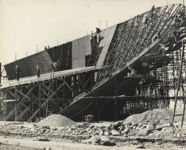Milano - Fiera campionaria del 1952 - Padiglione della Breda - Lavori di costruzione