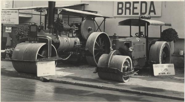 Milano - Fiera campionaria del 1952 - Padiglione delle macchine per l'agricoltura - Stand della Breda - Compressori stradali