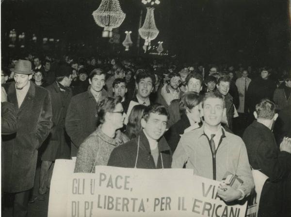 Milano - Manifestazione per il Vietnam - Corteo notturno di giovani recanti cartelli di protesta