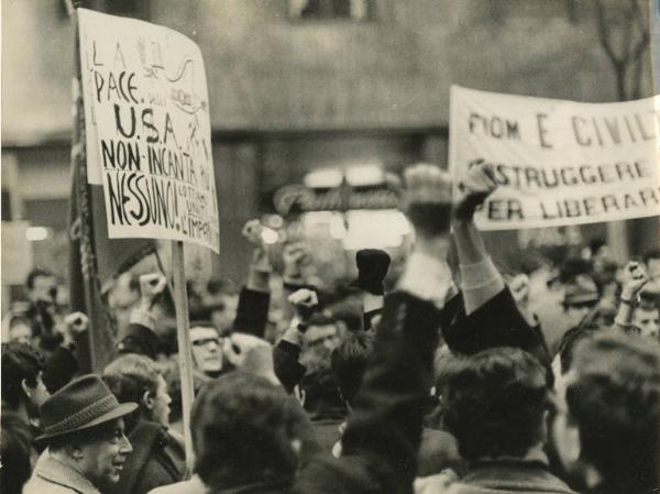 Milano - Manifestazione per il Vietnam - Corteo di protesta con cartelli - Striscione della FIOM(Federazione Impiegati Operai metallurgici) - Pugni alzati