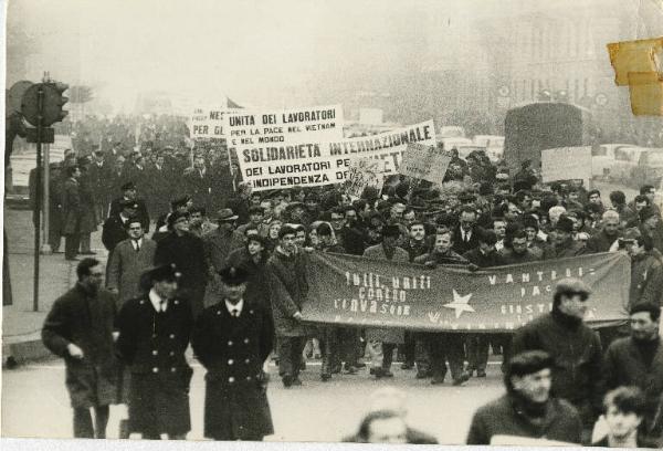 Milano - Manifestazione per il Vietnam - Corteo con striscioni - Forze dell'ordine