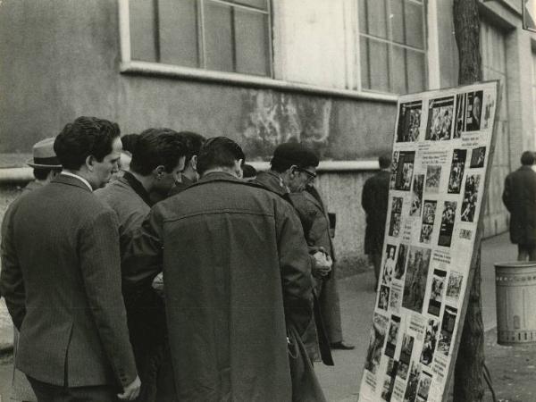 Milano - Fabbrica Alfa Romeo - Mostra fotografica sul Vietnam - Cittadini osservano un pannello