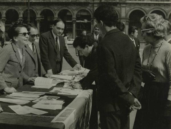 Milano - Piazza Duomo - Raccolta di firme per il Vietnam - Cittadini firmano la petizione a un tavolo