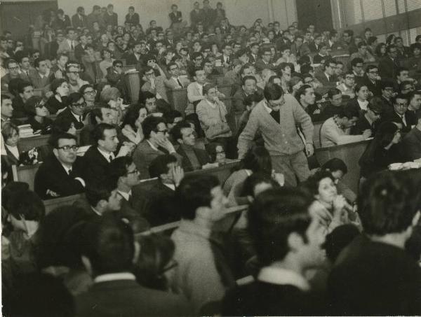 Milano - Università degli Studi di Milano - Aula - Manifestazione studentesca per la libertà nel Vietnam