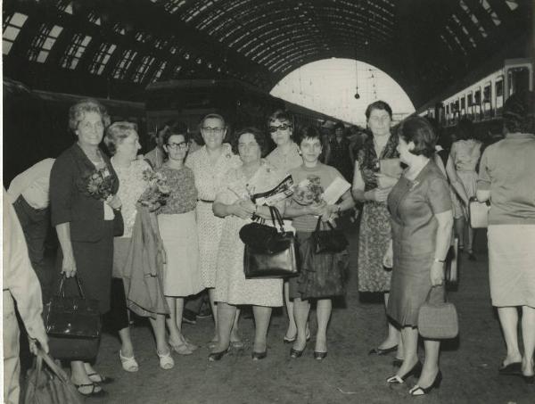 Milano - Stazione Centrale - Ritratto di gruppo - Donne in posa durante la raccolta di firme per il Vietnam - Treni