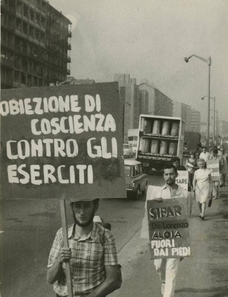 Milano - Marcia per la pace in Vietnam - Corteo - Cartelli e striscioni - Traffico