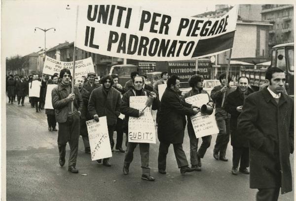 MIlano - Sciopero dei lavoratori delle manifatture di cemento - Corteo con cartelli e striscioni