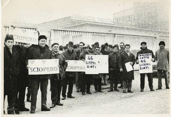 Peschiera Borromeo - Sciopero dei lavoratori Consorzio Produttori Latte - Presidio davanti ai cancelli - Cartelli