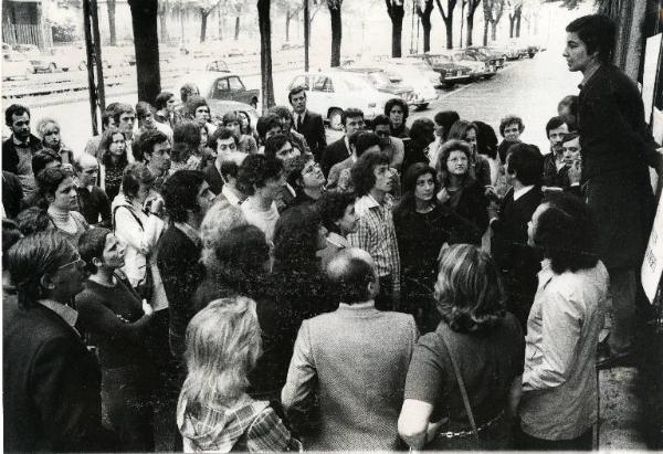 Milano - Sciopero dei lavoratori delle agenzie di pubblicità - Presidio sul marciapiede - Automobili