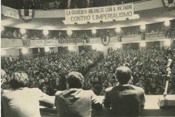 Milano - Teatro Lirico - Manifestazione contro l'imperialismo in Vietnam - Palco -Panoramica sulla platea