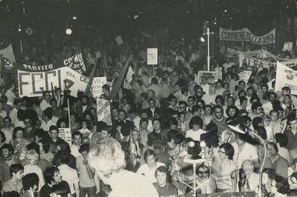 Milano - Manifestazione per il Vietnam - Corteo notturno di manifestanti con cartelli e striscioni