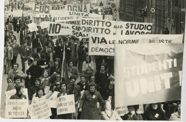 Milano - Manifestazione per il diritto al lavoro e per la pace in Vietnam - Corteo di giovani recanti cartelli e striscioni