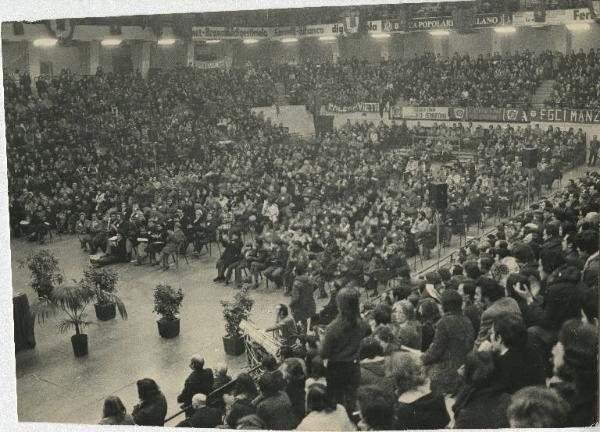 Milano - Palalido - Manifestazione per la pace in Vietnam - Panoramica sulla platea - Striscioni - Stendardi