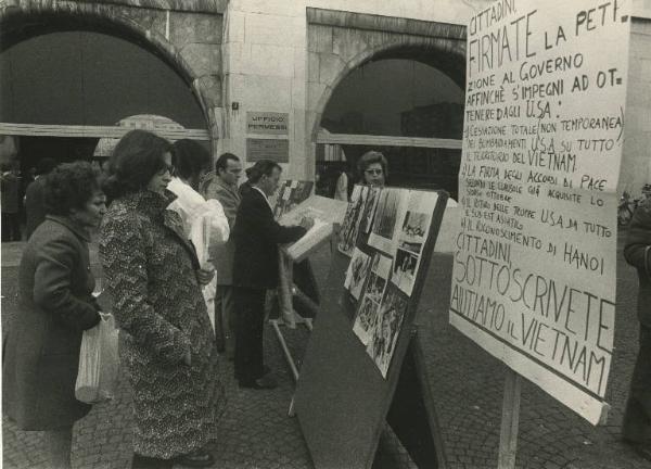 Milano - Ospedale di Niguarda - Raccolta di firme per il Vietnam - Pannelli