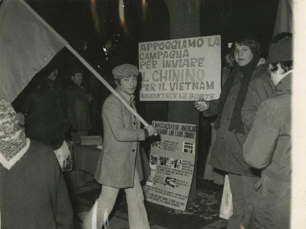 Milano - Via Nicola Palmieri - Manifestazione notturna per il Vietnam - Pannelli e bandiera