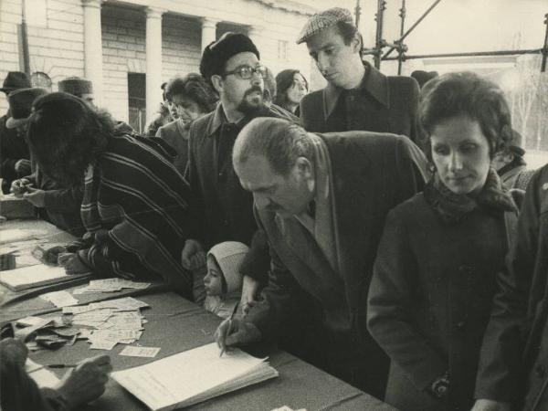 Milano - Arco della Pace - Raccolta di firme per la pace in Vietnam - Paolo Grassi firma la petizione