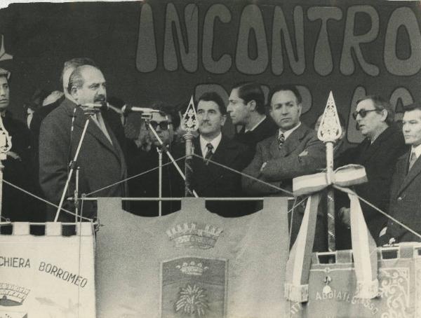 Milano - Arco della Pace - Manifestazione per la pace in Vietnam - Oratori sul palco con Aldo Aniasi e Paolo Grassi - Stendardi e striscione