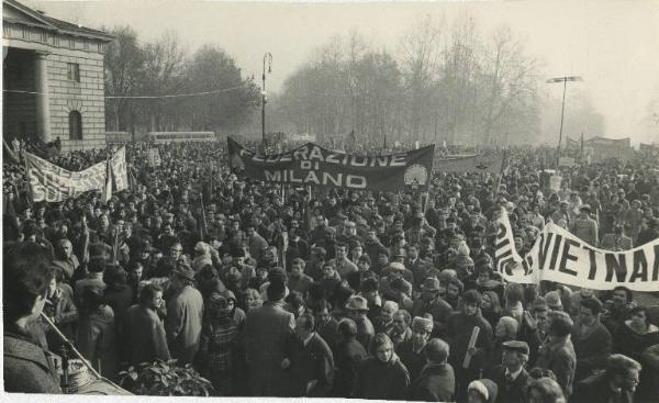 Milano - Arco della Pace - Manifestazione per la pace in Vietnam - Folla antistante il palco - Striscioni