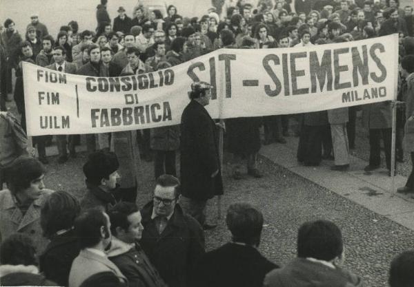 Milano - Arco della Pace - Manifestazione per la pace in Vietnam - Giorno di chiusura - Lavoratori della SIT- SIEMENS - Striscione