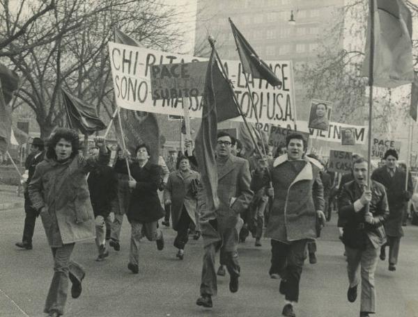 Milano - Manifestazione per il Vietnam - Giovani corrono portando striscioni, cartelli e bandiere - Immagini del generale Vo Nguyen Giap