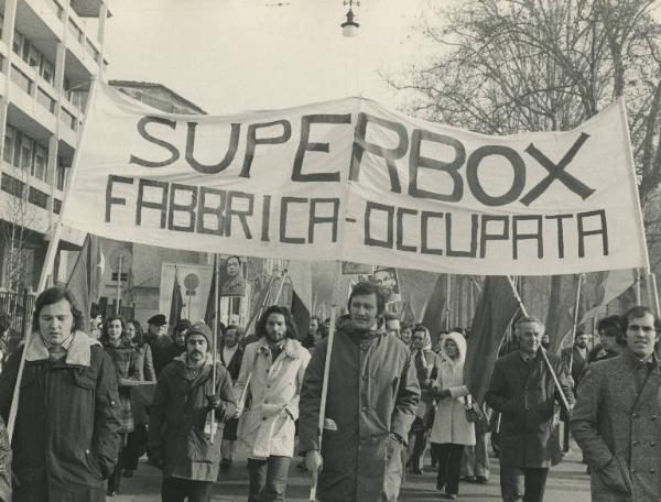 Milano - Manifestazione per il Vietnam - Lavoratori in corteo con striscione della SUPERBOX , cartelli e bandiere - Immagini di Ho Chi Minh e del generale Vo Nguyen Giap