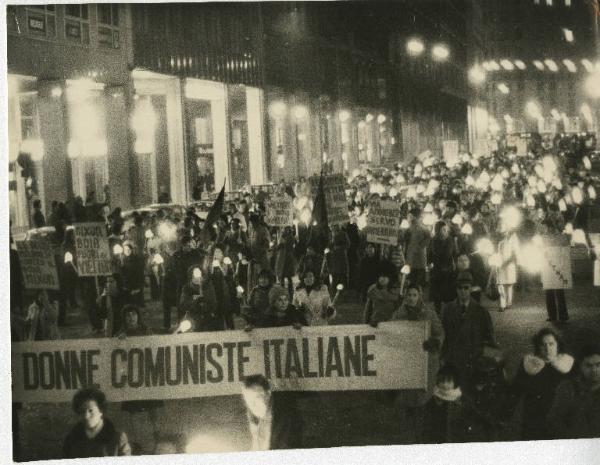 Milano - Manifestazione per il Vietnam - Corteo notturno di cittadini con torce - Striscione Donne Comuniste Italiane