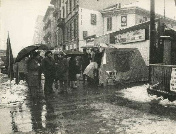 Milano - Viale Monza - Raccolta di firme per il Vietnam - Presidio in tenda - Cittadini firmano la petizione - Neve - Ombrelli - Insegne