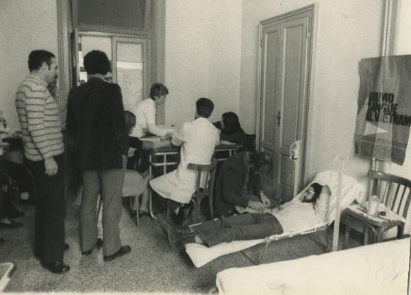 Milano - Piazza Medaglie d'Oro - Palazzina Ragno d'Oro: interno - Donatori di sangue per il Vietnam - Medici