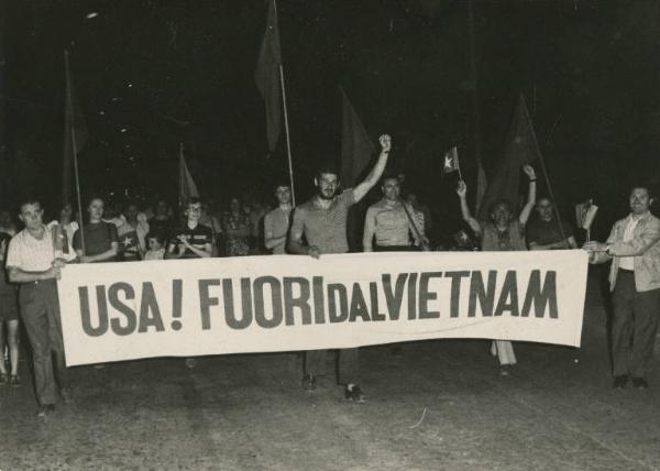 Ferrara - Manifestazione contro la guerra in Vietnam - Corteo notturno con striscione e bandiere