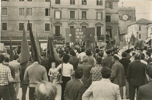 Mestre - Piazza Erminio Ferretto - Manifestazione per il Vietnam - Comizio - Oratore al microfono - Bandiere - Palazzi