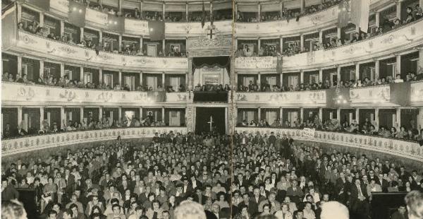 Modena - Teatro Comunale - Manifestazione antimperialista - Platea e palchi - Striscioni e bandiere