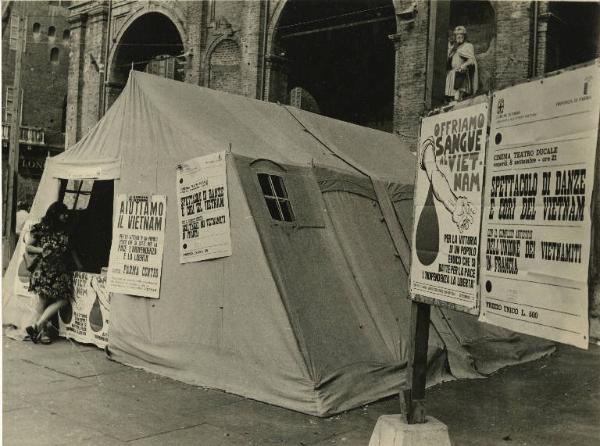 Parma - Piazza Garibaldi - Raccolta di sangue e di fondi per il Vietnam - Presidio in tenda - Cartelli