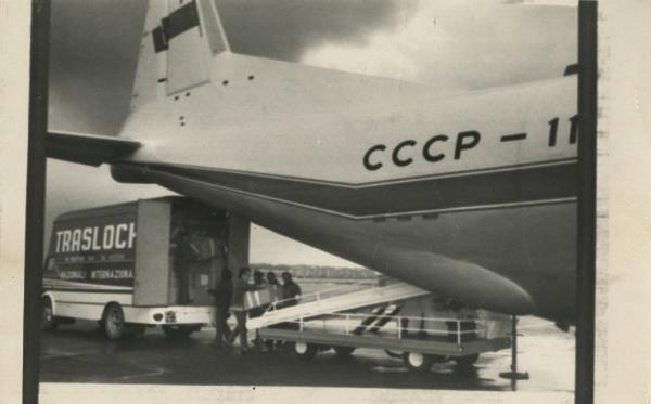 Roma - Aereoporto - Uomini caricano pacchi di rifornimenti per il Vietnam su aereo sovietico - Furgone