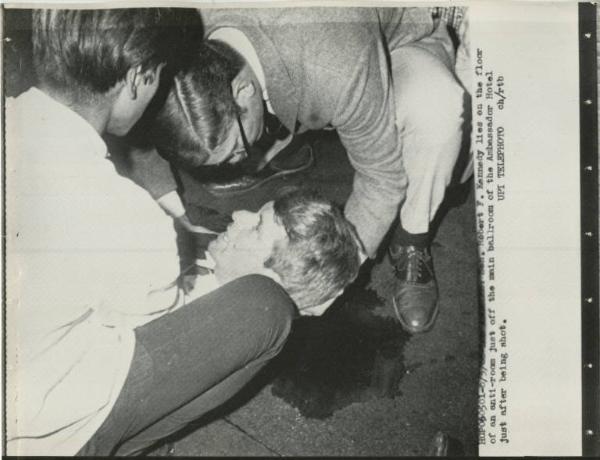 Los Angeles - Omicidio di Robert Kennedy - Hotel Ambassador: interno - Due uomini sostengono il capo e le spalle di Robert Kennedy
