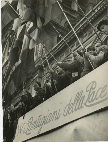 Milano - Manifestazione dei "Partigiani della Pace" - Balconata - Striscione - Bandiere