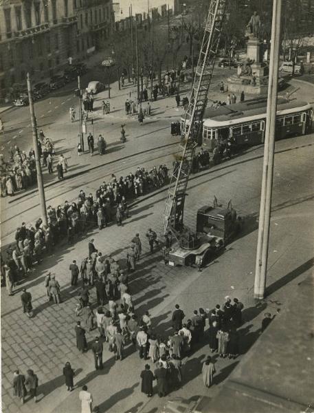 Milano - Piazza Cavour - Polizia rimuove dal pennone bandiera della pace - Elevatore - Passanti - Tram