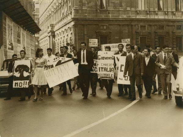 Milano (?) - Manifestazione per la pace - Corteo di giovani con cartelli