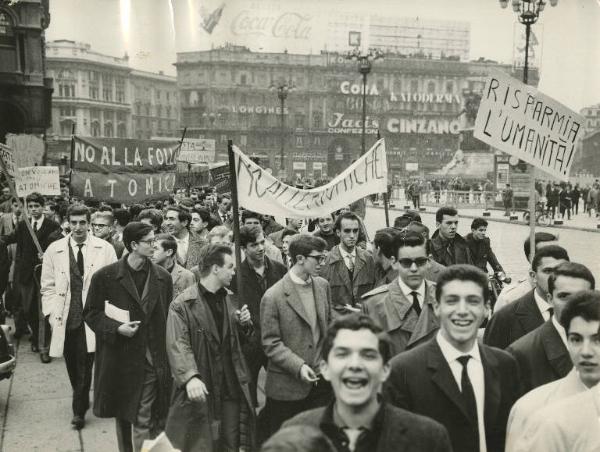 Milano - Piazza del Duomo - Manifestazione contro esperimenti nucleari - Corteo di studenti con cartelli e striscioni - Insegne